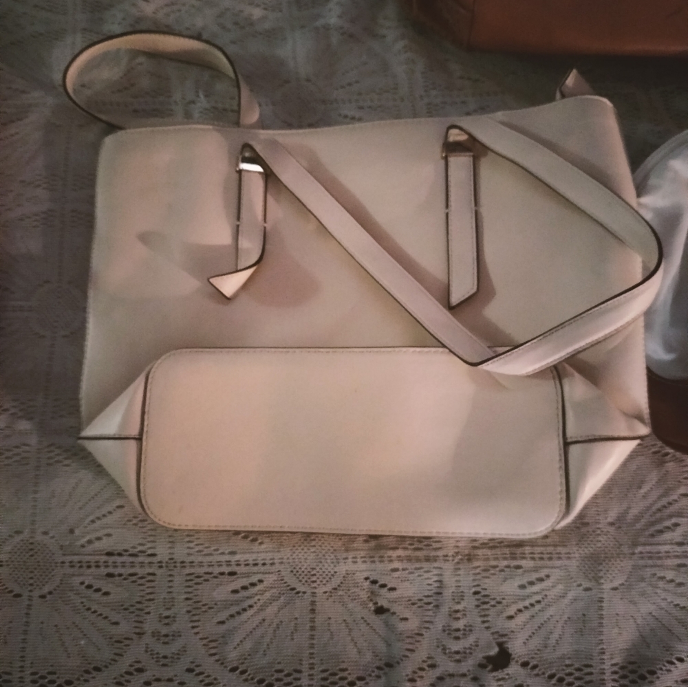 Handbags - Picture 15 of 16